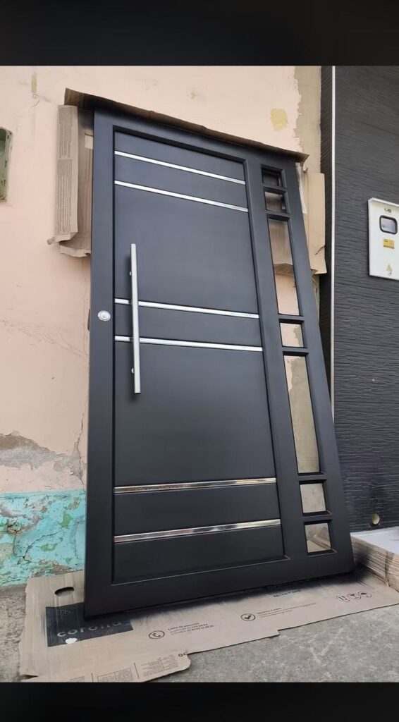 Puerta metálica negra con detalles en acero