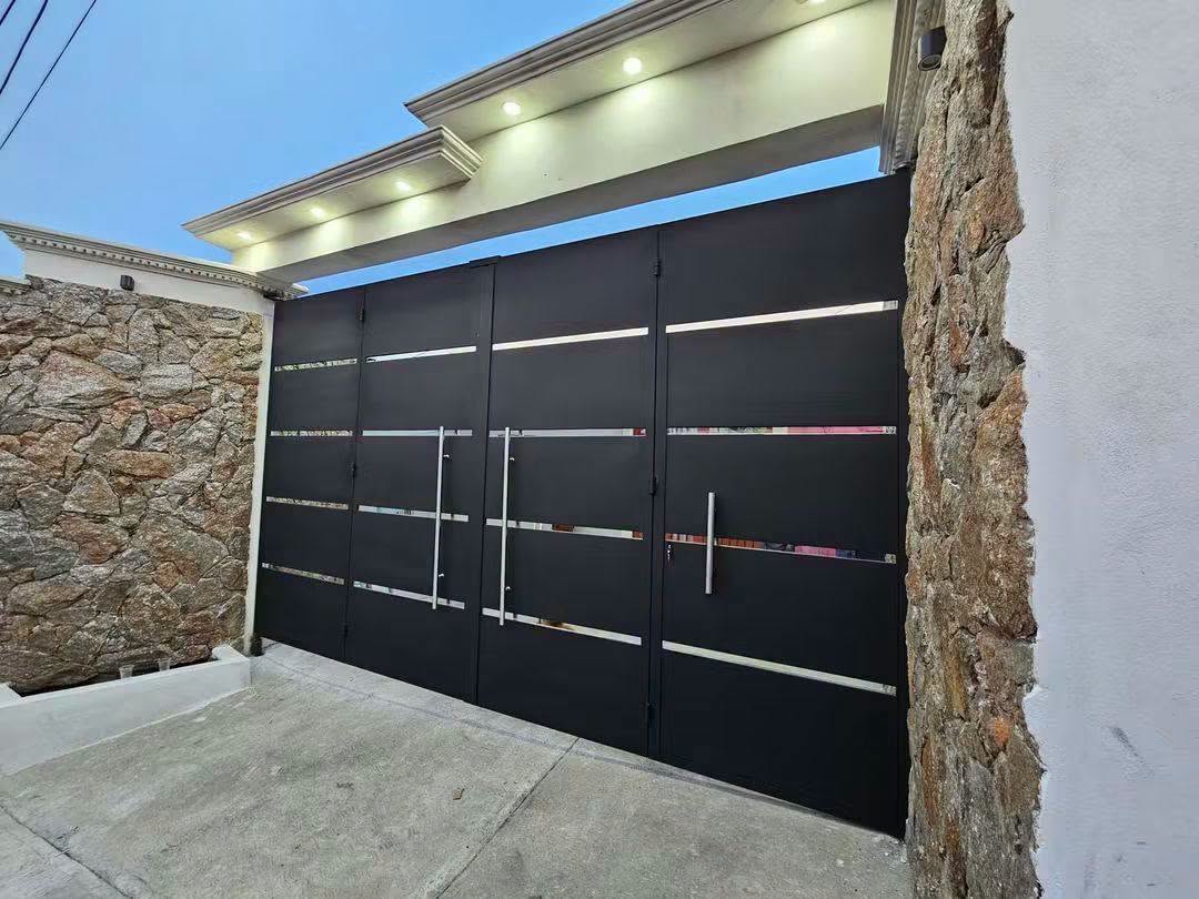 Portón metálico corredizo con detalles horizontales
