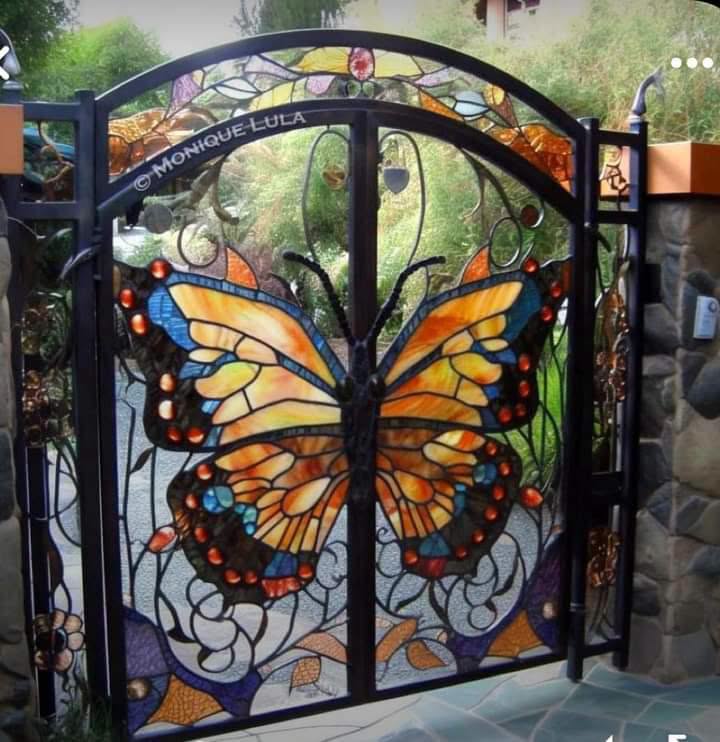 Puerta metálica decorativa con diseño de mariposa