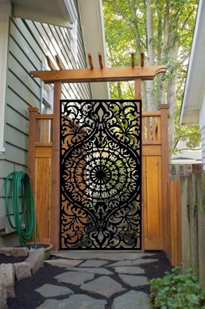 Puerta metálica con panel decorativo calado