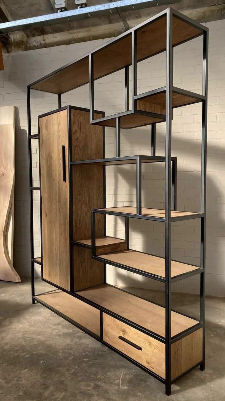 Mueble en estructura metálica y madera