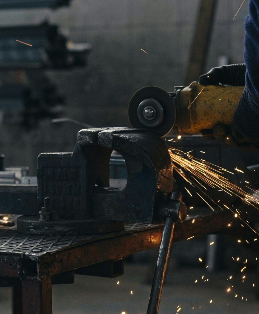 Trabajo en metal con pulidora en un taller de soldadura